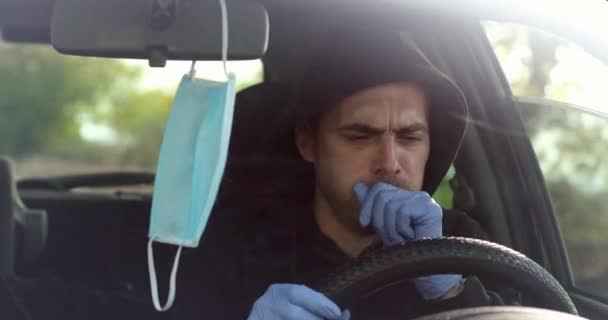 Skallig Man Hostar Våldsamt Sin Bil Sätter Sig Ansiktssköld För — Stockvideo