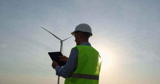 Engineer solves windmill work problems using tablet PC — Vídeo de Stock