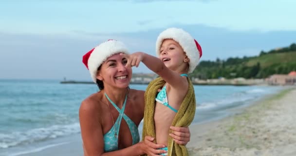 Joven mujer abrazos y besos en la mejilla daighter por la playa — Vídeos de Stock