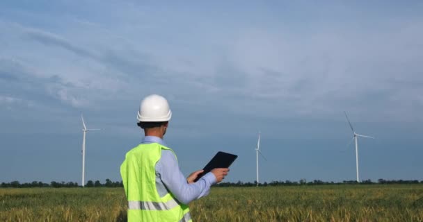 Engineer solves windmill construction problems via tablet — Vídeo de Stock