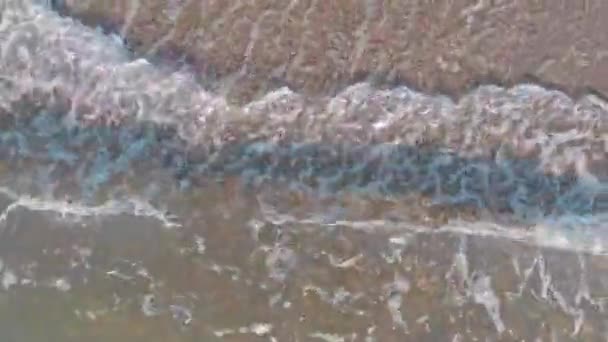 Olas suaves de mar limpio lavan la costa en el soleado día de verano — Vídeo de stock