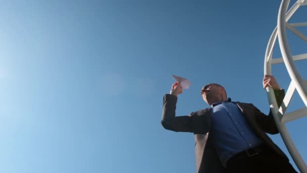Ο άνθρωπος εκτοξεύει χειροποίητο αεροπλάνο στον αέρα ενάντια στον γαλάζιο ουρανό — Αρχείο Βίντεο