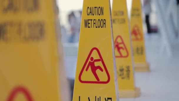 Sinais de pé em fila avisar sobre piso molhado na rua — Vídeo de Stock