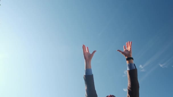 Mann fängt Box an Heliumballons vor blauem Himmel — Stockvideo