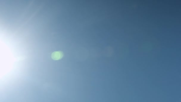 太陽光の下でギフトボックスに添付されている銀風船の落下 — ストック動画
