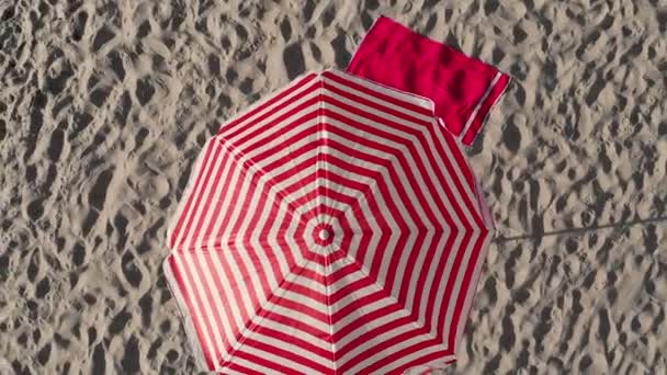Parapluie rayé et serviette à la station balnéaire en été — Video