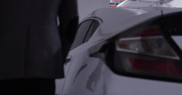 Seorang pria membuka kunci mobil di tempat parkir membuka pintu untuk berkendara ke tempat kerja — Stok Video