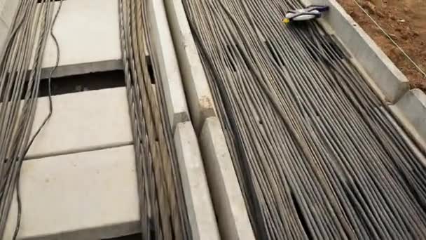 Yüksek voltajlı elektrik kablolarının beton boruya bağlanması — Stok video