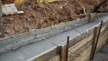 Dökülen beton için geçici kalıp görevi gören biçim