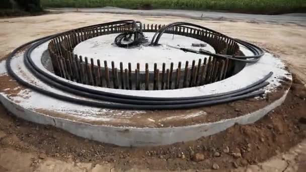 Fondation avec ancrages moulés pour lignes électriques à haute tension — Video