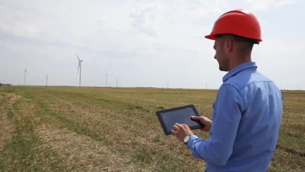 Ingegnere monitora il funzionamento delle turbine eoliche in stazione — Video Stock