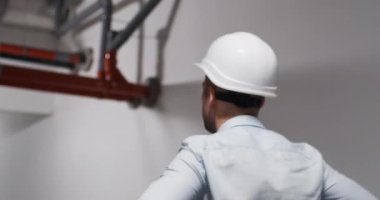 Binanın kask kontrollerinde uzman mühendis