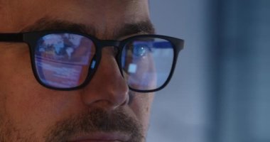 Reflection of computer screen data on programmer glasses
