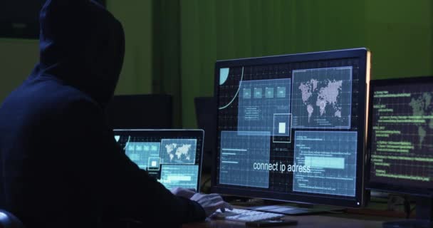 黑客在准备攻击服务器的计算机上工作 — 图库视频影像