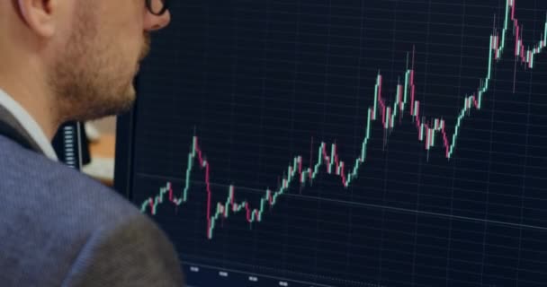 Bearded manager analyses progress on online stock exchange — Stock Video