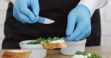 Ev hanımı tereyağlı ve bezelyeli sandviç yapar.