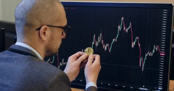Baldhead man kontrollerar cryptocurrency pris på börsen — Stockvideo