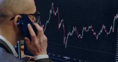 Çalışan, borsa verilerini kontrol eden telefon görüşmesine cevap verdi