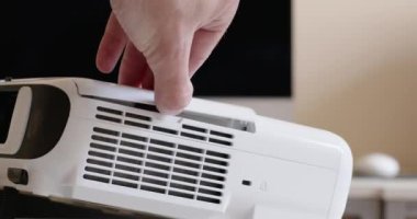 İnsan eli, yenisi için modern klimadan toz filtresini çıkarır. Ev sahibi kalan tozu yakın plan gösterme aygıtının kapağını açar