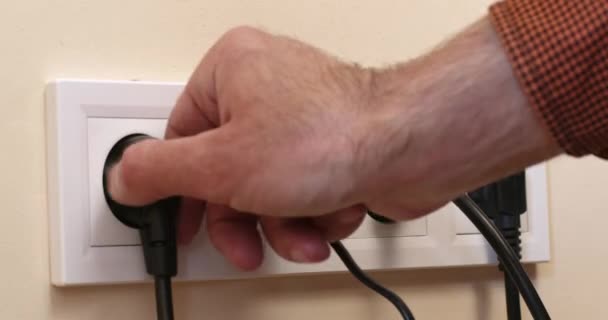 Mão Homem Tira Plugues Pretos Eletrodomésticos Tomada Branca Instalada Parede — Vídeo de Stock