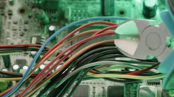 Electricista Corta Alambre Rojo Paquete Cables Colores Usando Pinzas Fondo — Vídeos de Stock
