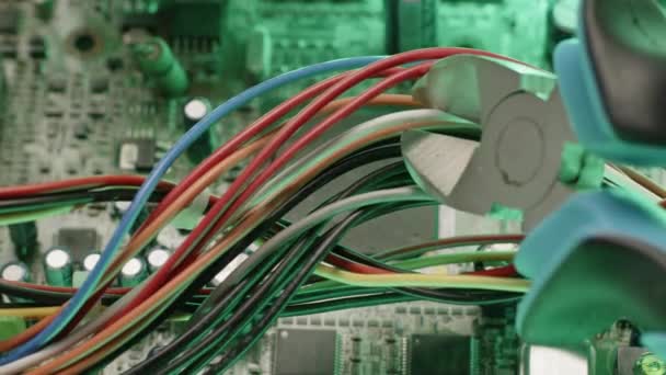 Electricista Utiliza Pinzas Para Cortar Alambre Blanco Montón Cables Colores — Vídeos de Stock