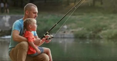 Küçük kız babasının kucağında oturur ve balık tutmasını izler. Babam gün batımında oltayla balık tutar. Babası ve küçük kızı parkta dinleniyor.