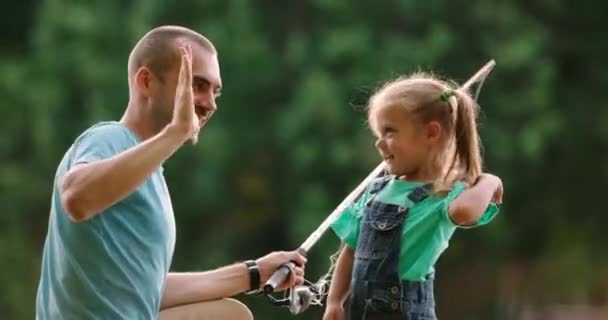 Dad Blonde Daughter Hit Each Other Hands Family Fishes Weekend — ストック動画
