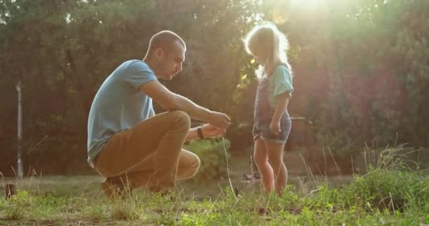 Apa Megtanítja Lányát Horgászbotra Csalni Család Hétvégenként Lazít Folyó Mellett — Stock videók