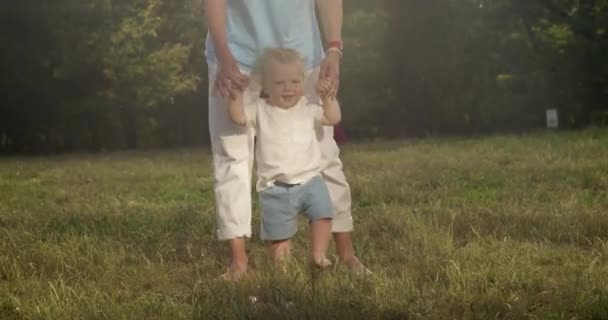 Loving Mother Teaches Little Barefoot Son Walk Public Park Holding — Αρχείο Βίντεο