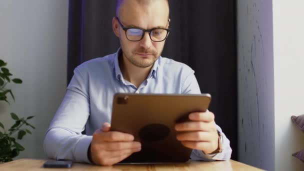 Freelancer Talks Friends Videocalls Tablet Happy Adult Describes Everyday Life — Stock videók