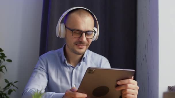 Chief Wearing White Headphones Starts Business Meeting Employees Videocall Businessman — Vídeos de Stock