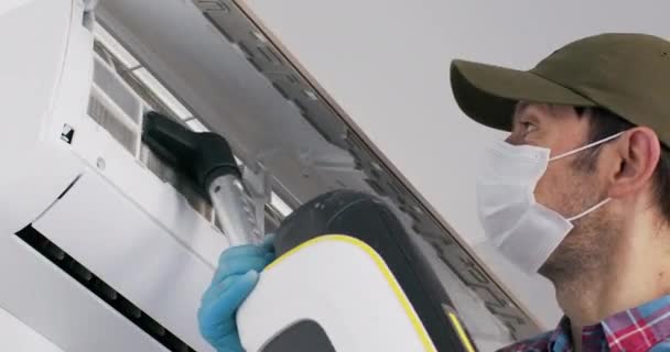 Людина Білій Медичній Масці Вакуумує Кондиціонер Повітряних Фільтрів Різних Частинок — стокове відео