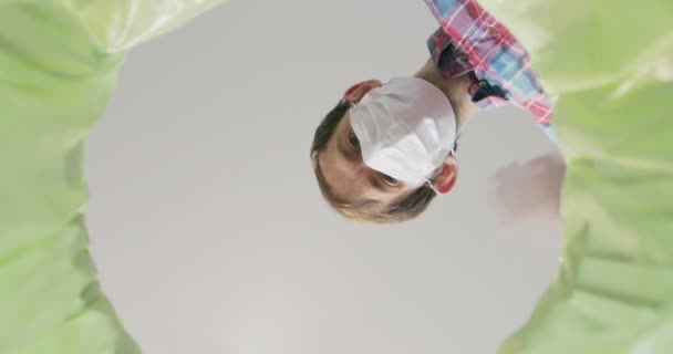 기술자는 휴지통에 작업을 마스크를 벗는다 수리공 가면을 바닥에서 수있는 녹색으로 — 비디오