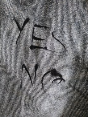 Evet ve Hayır 'ı yazarken Jean' in üzerindeki mürekkeple