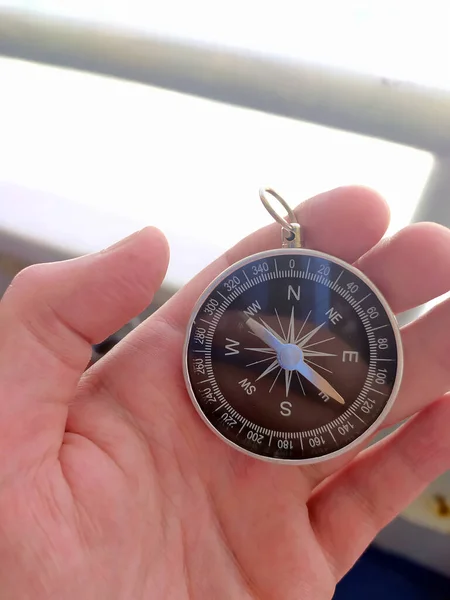 Kompas Pomaga Znaleźć Trasę — Zdjęcie stockowe