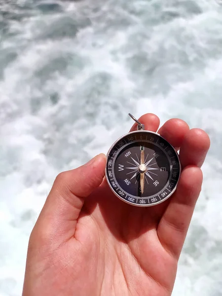 Kompas Pomaga Znaleźć Trasę — Zdjęcie stockowe
