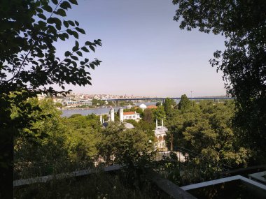 İstanbul Ağaç Arkası Görünümü