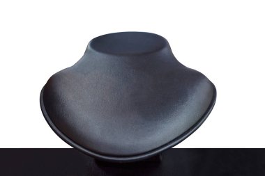 Mücevher kolyesi mankeni beyaz arka planda izole edilmiş.