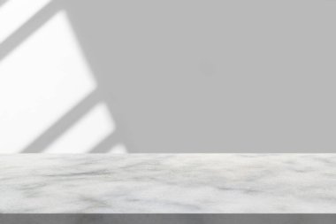 Model ürün görüntüsü için beyaz duvar arka planında pencere gölgesi olan mermer tablo