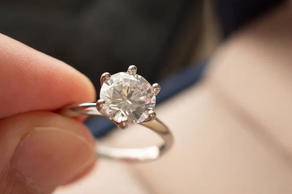 Elle Tutulur Güzel Mücevher Yüzüğü — Stok fotoğraf