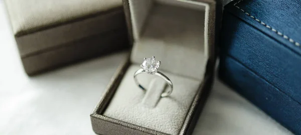 Δαχτυλίδι Διαμάντι Κουτί Δώρου Κοσμήματα Λευκό Φόντο Ύφασμα — Φωτογραφία Αρχείου