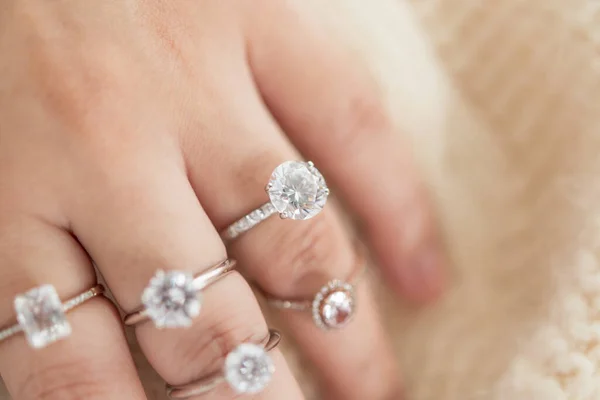 Γυναικείο Χέρι Όμορφο Κόσμημα Δαχτυλίδι Διαμάντι — Φωτογραφία Αρχείου