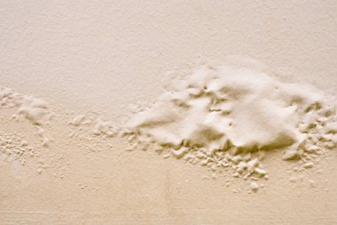 Kahverengi duvar boyayla hasar görmüş.