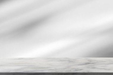 Model ürün görüntüsü için beyaz duvar arka planında pencere gölgesi olan mermer tablo