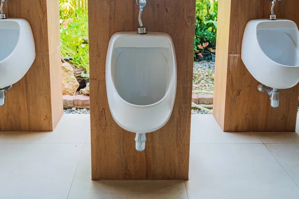Cuarto Baño Moderno Los Hombres Con Urinarios Porcelana Blanca —  Fotos de Stock
