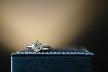 Mücevher kutusunda elmas yüzük