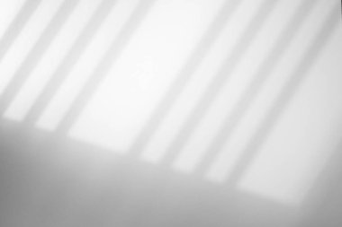 Beyaz duvar arkaplanındaki pencere gölgesi