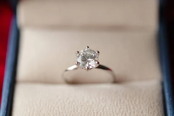 Diamond Ring Smycken Presentförpackning Rött Tyg Bakgrund — Stockfoto