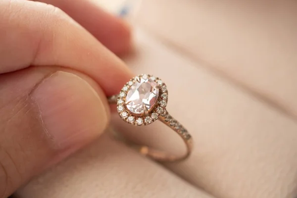 Χέρι Κατέχουν Όμορφα Κοσμήματα Δαχτυλίδι Διαμάντι — Φωτογραφία Αρχείου